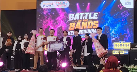 A student band posing on stage with a trophy and prize cheque at the Battle of the Bands Kelanggunaan event