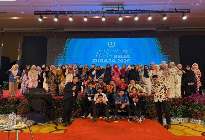A large group of students and staff on stage at the Anugerah Belia Diraja 2026 ceremony